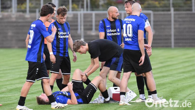 SpVgg-SV-Abwehrspieler Patrik Vacek (am Boden) zog sich Anfang September im Spiel gegen Fortuna Regensburg einen Kollateralschaden im Knie zu. Der Tscheche ist längst nicht der einzige wichtige Akteur, der den Weidenern aktuell fehlt. Bild: Gerhard Büttner