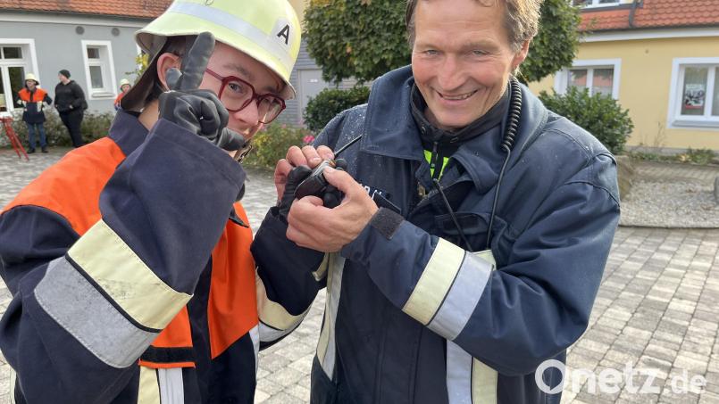 Die Jugendfeuerwehr Wurz hat ihr Einsatzgebiet Menschen mit Behinderung nähergebracht. Bei einer Übung testeten die Verantwortlichen auch den Funk. Bild: Theresa Bruischütz
