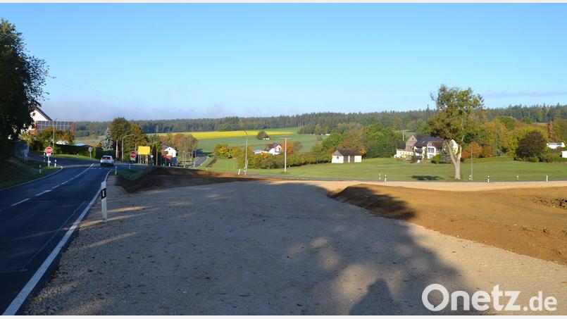 An der Kreuzung der Kreisstraßen NEW 43 und 44 in Thurndorf ist die Straße mit Schotter verbreitet worden. Die Behelfszufahrt ist notwendig, damit im April 2027 beispielsweise die riesigen Rotorblätter für den Windpark am Kütschenrain um die 90-Grad-Kurve kommen. Bild: Anne Wiesnet