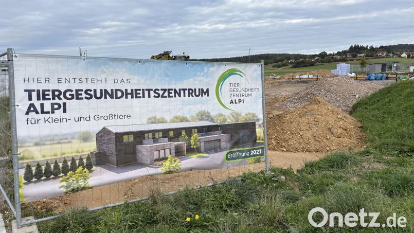 Ein großes Banner an der Baustelle zeigt, wie das Tiergesundheitszentrum ausseh soll. Bild: sbö