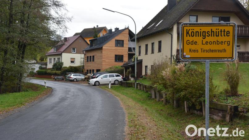 Auch hier steht "Leonberg" mit auf dem Ortsschild, allerdings nur als Unterzeile zu "Königshütte". Diebe hatten es auf die Ortstafel der Gemeinde und das Hinweisschild abgesehen. Symbolbild: Josef Rosner