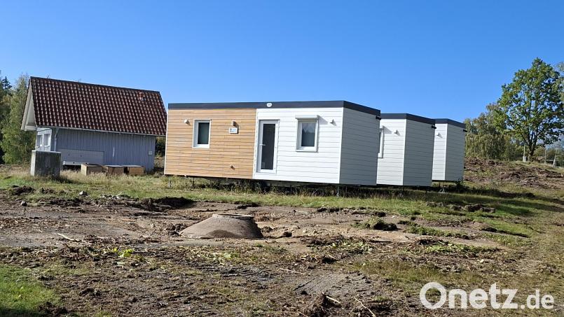 Die Arbeiten zur Erschließung des Campingparks Plößberg haben begonnen. Mittlerweile wurden außer dem Tiny Musterhaus direkt am Ufer des Großen Weihers in Plößberg drei weitere Tiny Musterhäuser angeliefert. Bild: Hans Prem