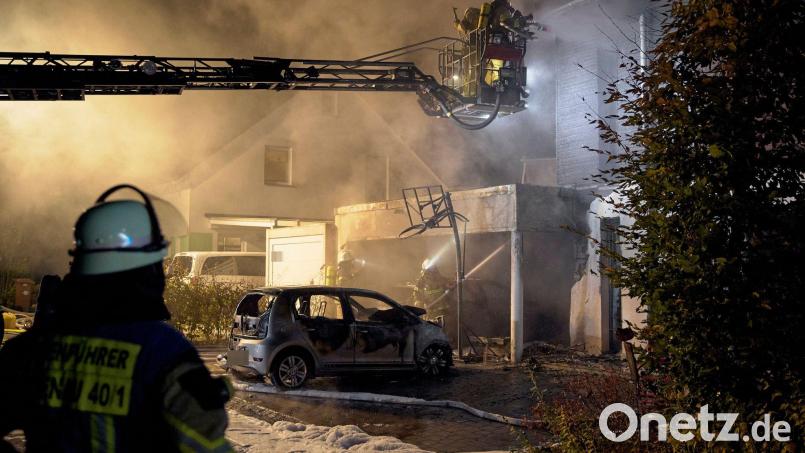 Die Feuerwehr konnte den Brand löschen, der vom Carport auf das Wohnhaus übergesprungen war. Bild: Tizian Gerbing/dpa