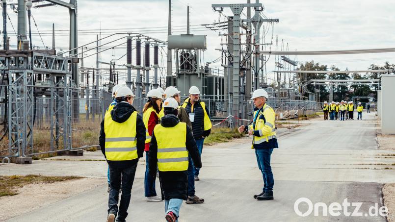 Das Umspannwerk Schwandorf-Büchelkühn betreiben Tennet und Bayernwerk gemeinsam. Das Bayernwerk modernisiert in mehreren Bauabschnitten seine Anlagen. Das Bild wurde beim Tag der offenen Tür im vergangenen Jahr aufgenommen. Archivbild: Karin Wegmann