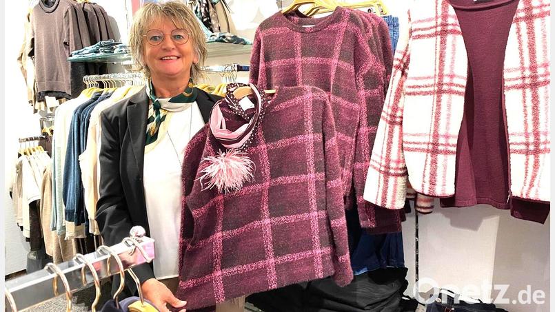 Am Pulli ein Puschel gefällig? Elisabeth Igl zeigt ihren Kundinnen neue Modetrends und berät sie. Bild: Claudia Völkl