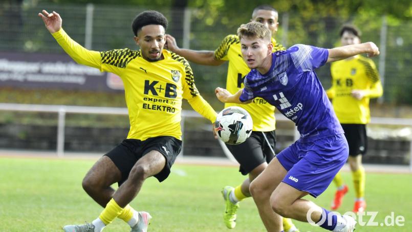 Jamario Carswell (links, Szene aus einem früheren Spiel) und der FC Amberg konnten dem Tabellenführer Dingolfing beim Nachholspiel am Dienstagabend ein Bein stellen und einen Punkt holen. Archivbild: Hubert Ziegler