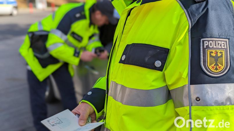 Ein 43-Jähriger wurde bei der Grenze Waidhaus von der Bundespolizei kontrolliert und festgenommen. Gegen ihn lagen drei Fahndungsausschreibungen vor. Symbolbild: Bundespolizei