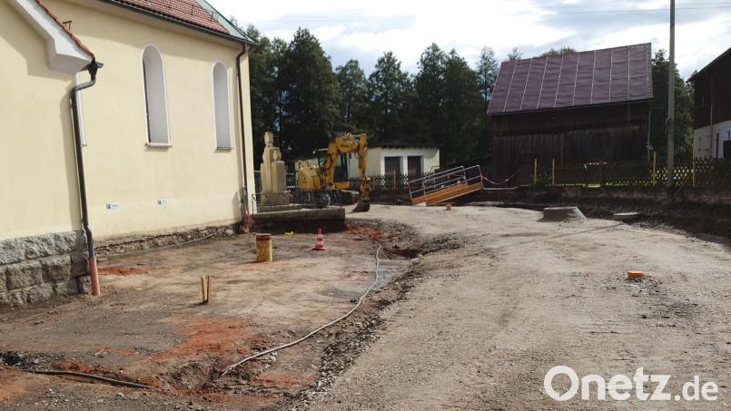 In Riglasreuth baut der Landkreis auf einer Länge von circa 350 Metern die komplette Straße, Entwässerung, Asphaltschichten und die alte Frostschutzschicht aus. Teilweise ist der neue Frostschutz schon eingebaut. Bild: Landratsamt Tirschenreuth