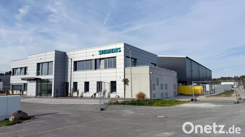 Die neue Batteriefabrik von Siemens-Mobility in Luhe-Wildenau direkt neben der A93 nimmt Formen an. Bild: Gabi Schönberger