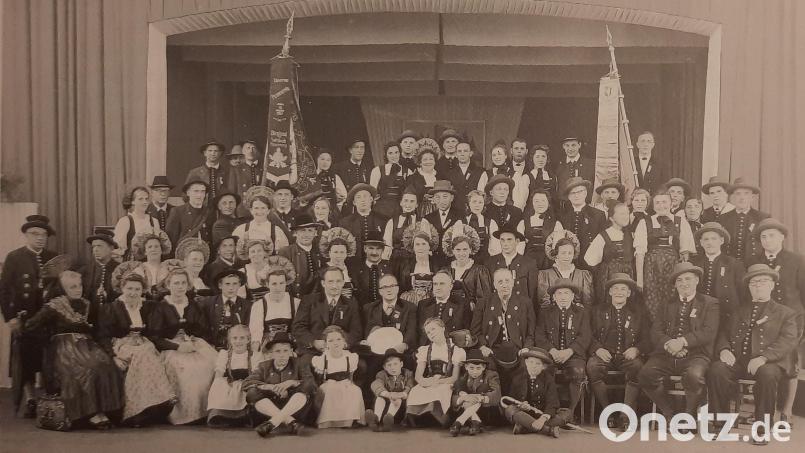 Der Heimatverein Birgland und der Patenverein Unterillertaler bei der Fahnenweihe 1957 in der alten TV-Turnhalle in Sulzbach. Archivbild: Sammlung Heimatverein Birgland