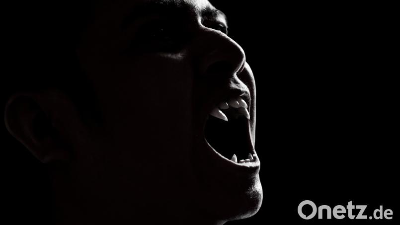 So stellen sich viele Menschen Vampire vor. Besonders markant sind die spitzen Eckzähne zum Blutsaugen. Diese Merkmale stammen allerdings nicht aus dem Volksglauben, sondern sind spätere Erfindungen der Literatur. Symbolbild: fotokitas – stock.adobe.com