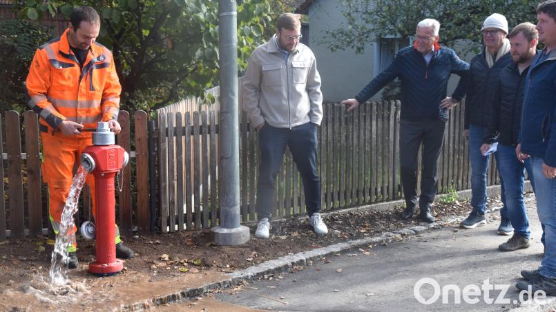 Wasser marsch: Wasserwart Matthias Müller dreht den Hydranten auf und das Wasser sprudelt bereits aus der neuen Hauptleitung. Bild: Ernst Frischholz