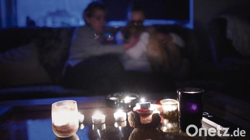Kerzenlicht war am Dienstag Abend die einzige Beleuchtung in einigen Lokalen der Weidener Innenstadt. Symbolbild: Jonas Güttler/dpa