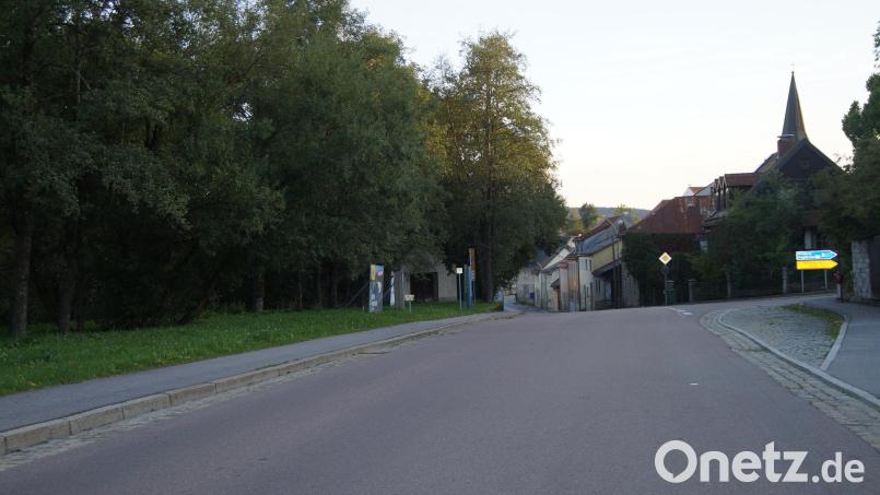 Von Dietersdorf kommend liegt das "Sondergebiet Einzelhandel an der Dietersdorfer Straße" links auf Höhe der Abzweigung nach Eslarn. Bild: Elfriede Weiß
