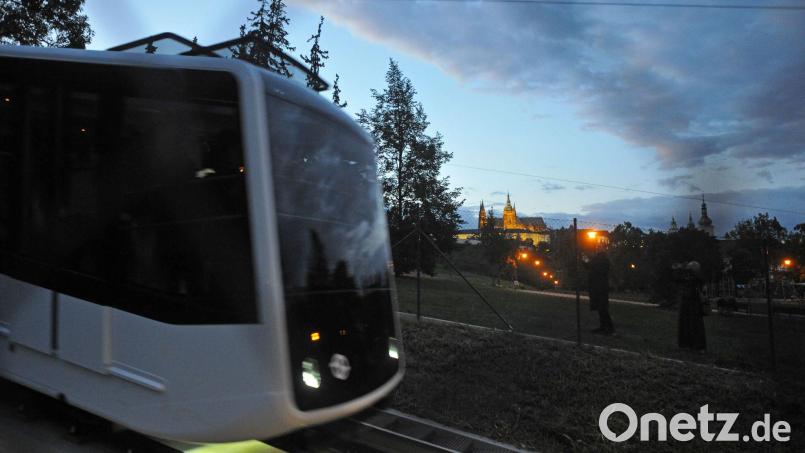 Blick auf die Prager Burg mit der Standseilbahn auf den Petrin im Vordergrund. (Symbolbild) Bild: Michael Heitmann/dpa