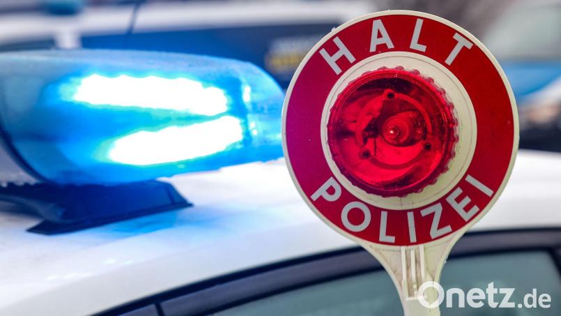 Die geladene Waffe hatte der Fahrer in seiner Bauchtasche dabei. (Symbolbild) Bild: Jan Woitas/dpa