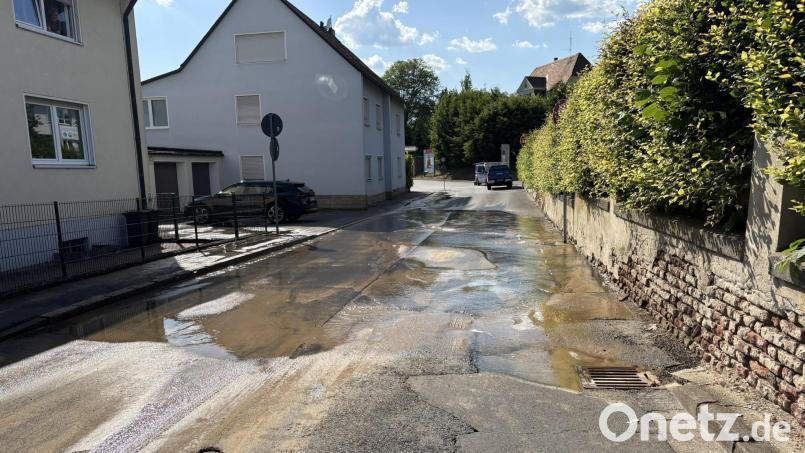 Mitten im Sommer bei strahlendem Sonnenschein war die Johann-Dietl-Straße in Neustadt/WN überschwemmt. Bis Anfang Oktober verzeichnete die Stadt 44 reparaturbedürftige Schäden des Wassernetzes. Bild: Julia Fienz