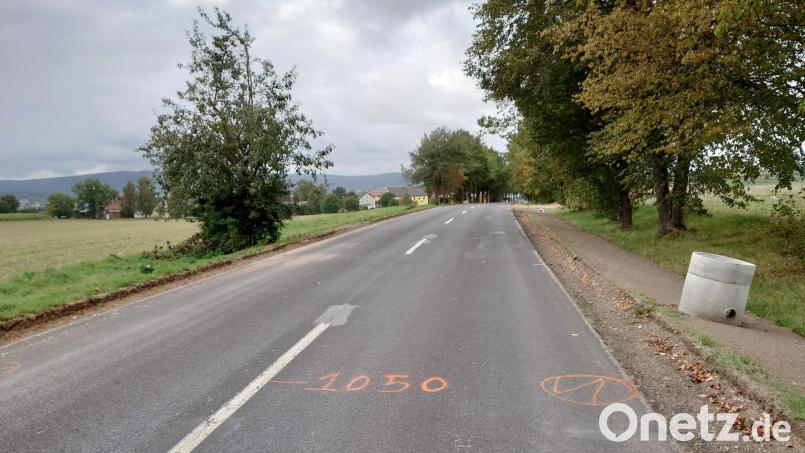 Auf der Kreisstraße TIR 1 zwischen Ellenfeld und der Staatsstraße ST 2173 (Wenderner Höhe) lässt der Landkreis den Oberbau verstärken. Das Bankett ist schon gefräst, ein neuer Kontrollschacht wartet auf den Einbau. Bild: Landratsamt Tirschenreuth