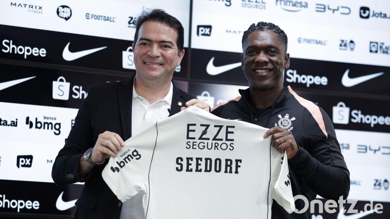 Clarence Seedorf wird als neuer Cheftrainer von Corinthians vorgestellt. Bild: Ettore Chiereguini/AP/dpa