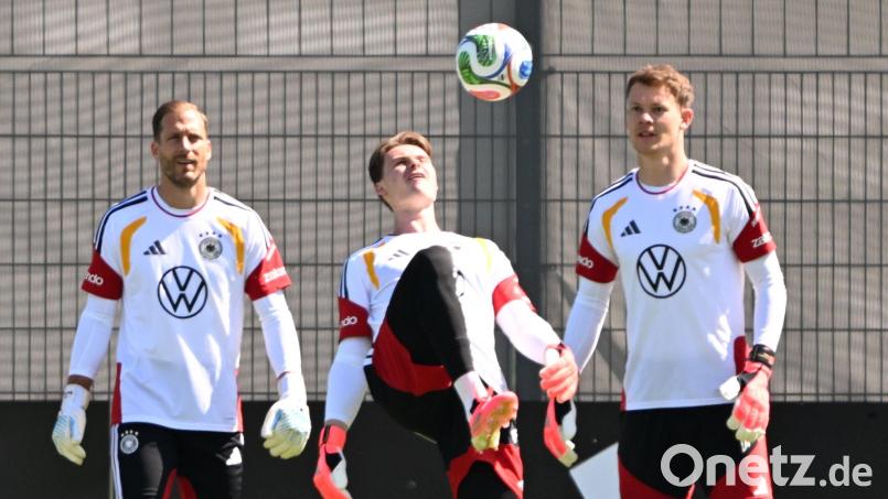Oliver Baumann (li.) trifft in der Europa League auf Alexander Nübel (re.). (Archivbild) Bild: Federico Gambarini/dpa