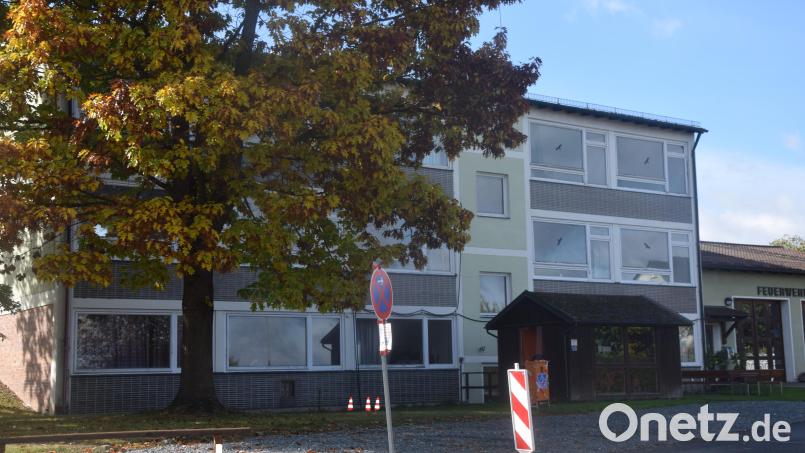 Das alte Schulgebäude. Abriss und Teilbelassung Erdgoss für das daneben liegende Feuerwehrhaus oder nur Teilabbruch mit Alternativnutzung. Sondersitzung des Marktgemeinderates hierüber am 9. November. Bild: Ernst Frischholz