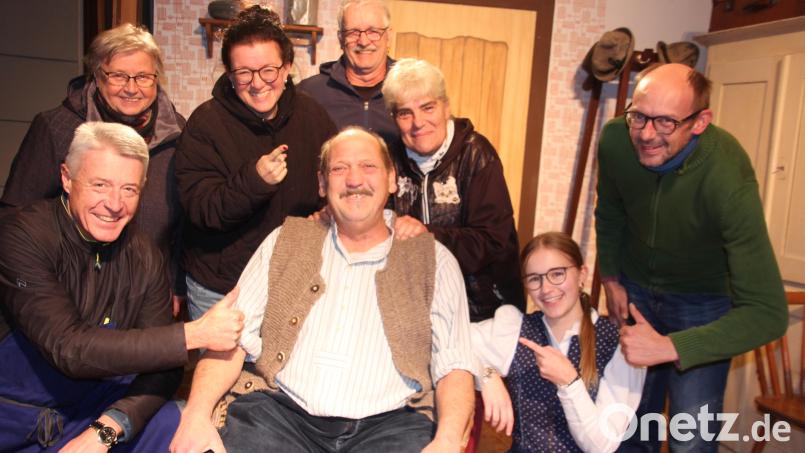 Das Theater-Ensemble der "Werdenfelser": (vorne von links) Klaus Müller, Willi Busl und Sophia Würl, (hinten von links) Regisseurin Hermine Busl, Martina Würl, Rainer Bartsch, Gabi Härtl und Florian Busl. Andreas Schmidkonz fehlte beim Pressetermin. Bild: Konrad Rosner