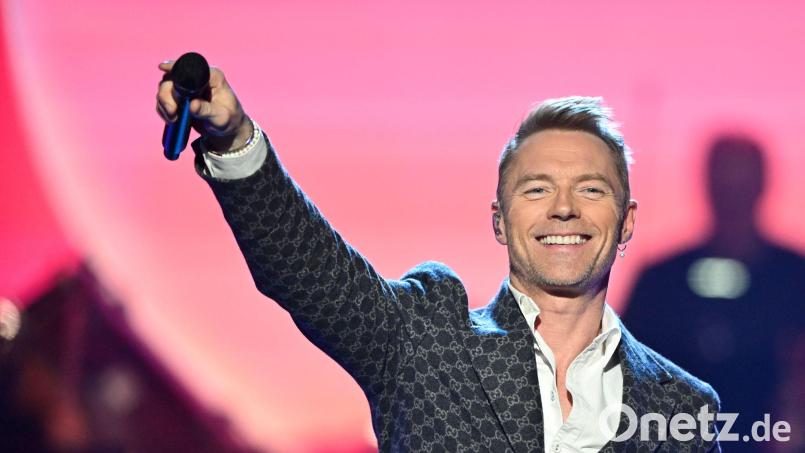 Ronan Keating hatte sich für „Masked Singer“ als singendes Mikrofon verkleidet. (Archivbild) Bild: Hendrik Schmidt/dpa
