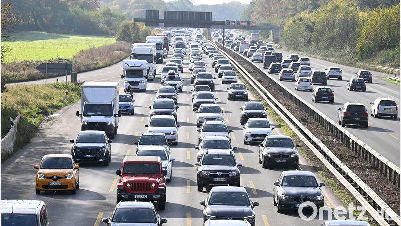 Herbstferien in elf Bundesländern: Am Freitag und Samstag erwartet der ADAC die größte Staugefahr. (Archivbild) Bild: Roberto Pfeil/dpa
