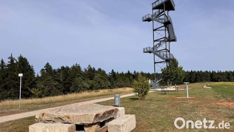 Neue Ausblicke für alle: Das kostenlos nutzbare Fernrohr am Aussichtsturm auf dem Kalvarienberg in Kirchenthumbach wurde durch das Regionalbudget 2026 gefördert. Bild: ILE Region VierStädtedreieck