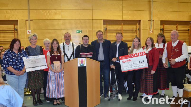 Das Benefizkonzert in Lauterhofen erbringt 6160 Euro für die Leukämiehilfe. Von links: Jennifer Graf; Dr. Volz Fleckenstein, Angelika Graf, Anja Paulus, Josef Graf, Michael Graf, Bürgermeister Xaver Lang, stellvertretender Landrat Stefan Haas, F. Zschernitz, Kathrin Ziegaus, Bettina Geiler und Albert Walter. Bild: Angelika Graf