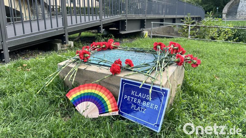 Nelken zieren am Tag der Tat vor 31 Jahren den Gedenkstein am Vilssteg. Archivbild: Stefanie Kraus