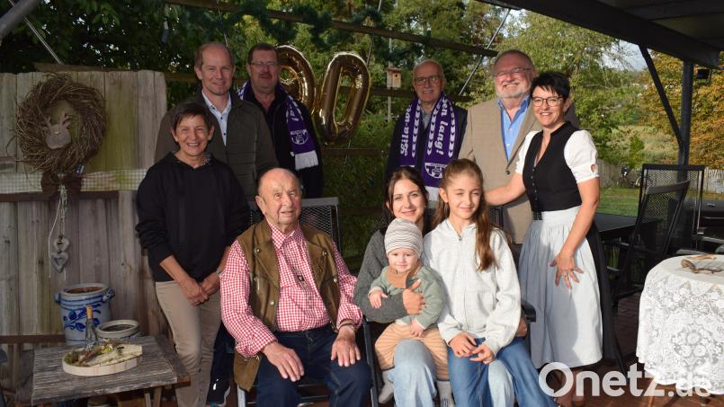 Im Kreise seiner Familie feiert Richard Scharnagl seinen 90. Geburtstag. Zu den Gratulanten gehören auch Bürgermeister Konrad Kiener, ein Vertreter der Eisenbahnergewerkschaft und Vereinskameraden des TSV Detag Wernberg. Bild: Richard Braun