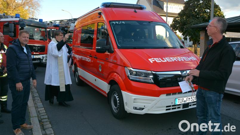 Stadtpfarrer Oliver Pollinger (Mitte) segnet das neue Mehrzweckfahrzeug der Feuerwehr Mitterteich, das ab sofort einsatzbereit ist. Bürgermeister Stefan Grillmeier (links) und Kommandant Günther Sommer sah man die Freude über das neue Fahrzeug an. Bild: Josef Rosner
