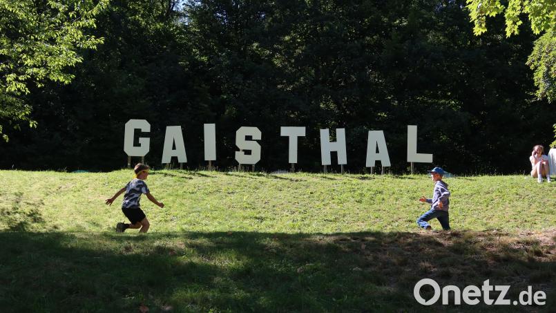 Gaisthal in großen Lettern. Der viele Platz zum Herumtollen macht das SdJ-Sommerzeltlager so reizvoll für das Sommerzuhause junger Menschen aus Deutschland und seit 35 Jahren auch aus Tschechien. Bild: CeBB/Martina Sivan/Jürgen Bischof
