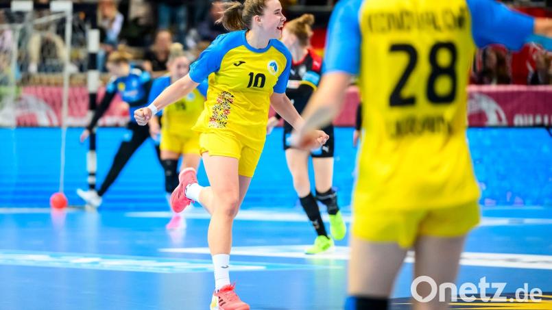 Due ukrainische Handballerin Iryna Prokopiak bei der EM-Qualifikation 2023. (Archivbild) Bild: Marco Wolf/dpa