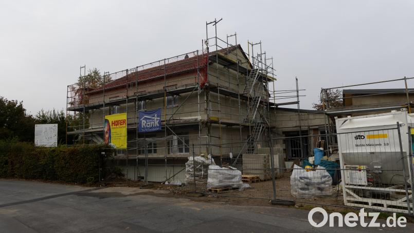 Beim Ortstermin informierte sich der Gemeinderat über den Fortschritt der Arbeiten am Sozialen Zentrum „Lebens(t)raum“. Bild: Roland Wellenhoefer