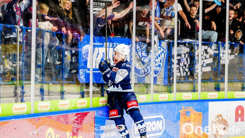 Hat derzeit gut lachen: Youngster Maximilian Brunner spielt sich bei den Blue Devils Weiden momentan in den Vordergrund. Archivbild: Elke Englmaier