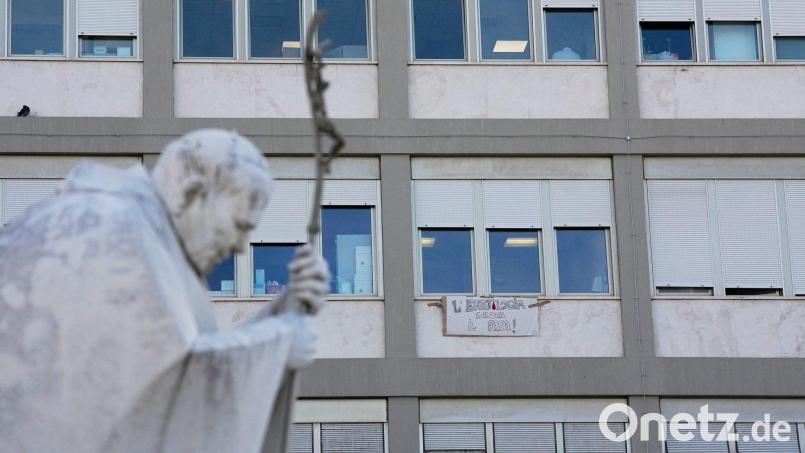 Nach der Operation an der Lunge des Papstes stehen wichtige Befunde noch aus. Bild: Alessandra Tarantino/AP/dpa