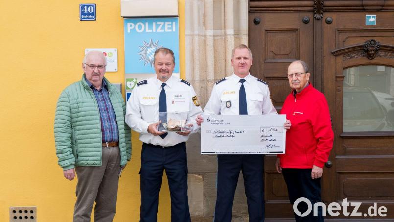 Herbert Putzer (links) und Andreas Steinl (rechts) nehmen von Thomas Schopf (Zweiter von links) und Kai Hoffmann den symbolischen Scheck für die Kinderkrebshilfe entgegen. Bild: Polizeiinspektion Kemnath