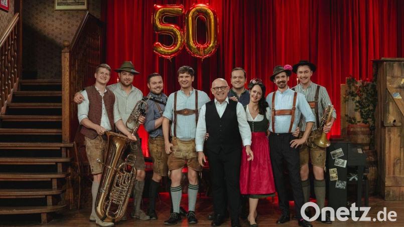 Jürgen Kirner (Mitte) stellt bei der 50. Ausgabe der Brettl-Spitzen eine neue Oberpfalz-Hymne vor. Bild: BR/Jan Saurer