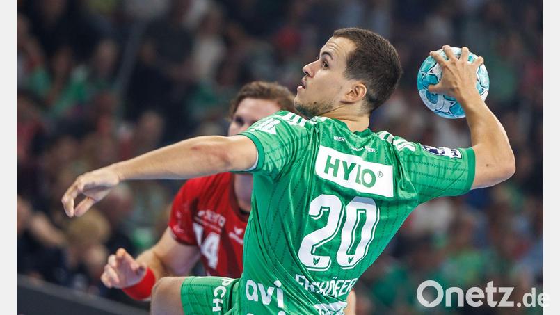 Nationalspieler Tim Freihöfer war bester Füchse-Schütze in Porto. (Archivbild) Bild: Andreas Gora/dpa