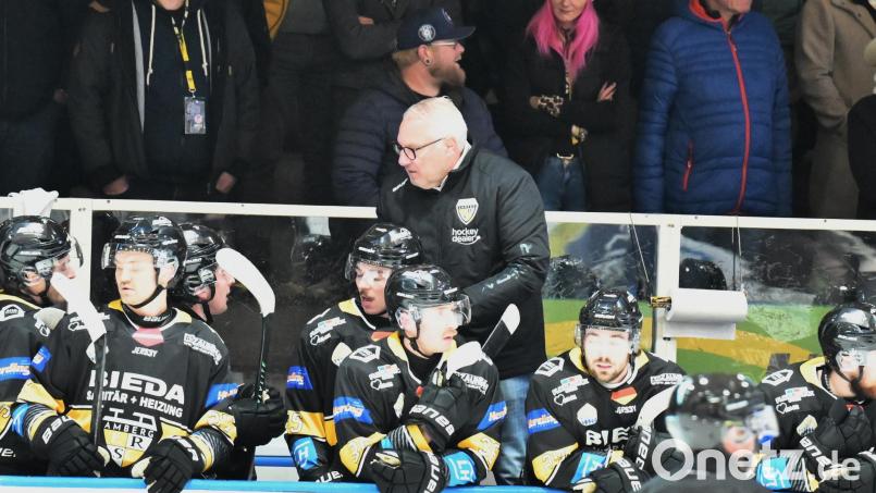 Ambergs Trainer Christian Zessack (hinten) bereitet seine Mannschaft auf das Heimspiel gegen Landsberg sowie das Gastspiel in Burgau vor. Bild: Hubert Ziegler
