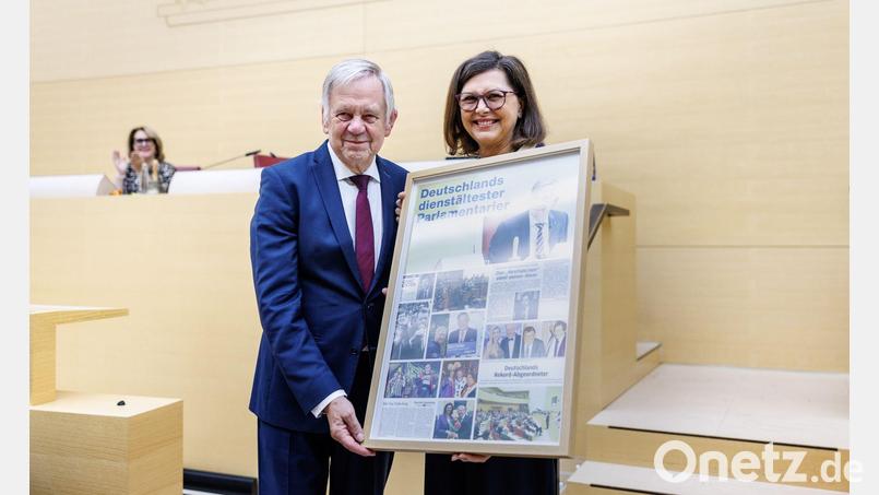 Mehr als 16.000 Tage ist Karl Freller (CSU) nun schon Landtagsabgeordneter. Bild: Matthias Balk/Bayerischer Landtag/dpa
