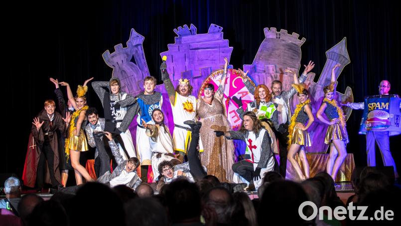 Das Ensemble des Ovigo-Musicals "Spamalot" verabschiedet sich nach drei Jahren und 29 Aufführungen am 17. Oktober in Neunburg vorm Wald. Bild: Florian Wein