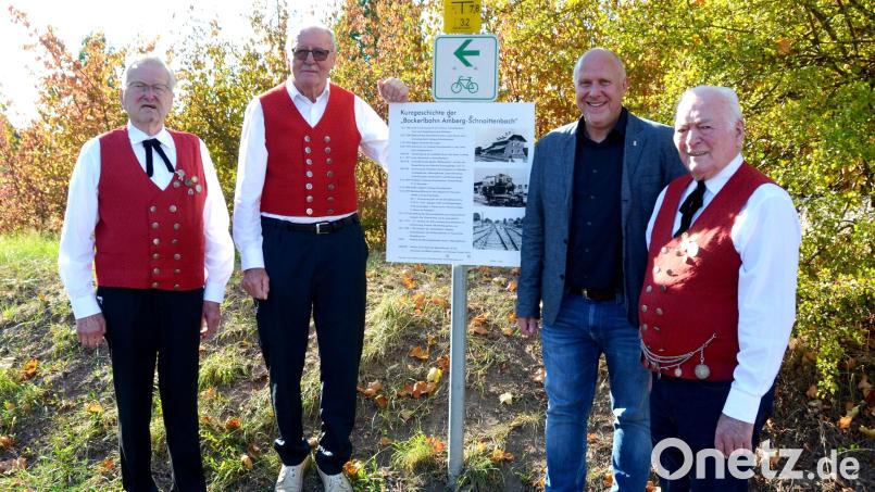 Von links: Trachtlerchronist Ewald Großmann, Zweiter Trachtlervorstand Hans Grieger, Erster Bürgermeister Marcus Eichenmüller und Ausschussmitglied Sepp Lang. Bild: Heimat- und Volkstumsverein Ehenbachtaler/Hans Grieger