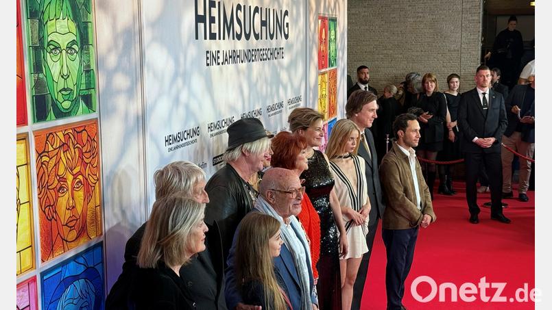 Anfang Oktober feierte der Film "Heimsuchung - Eine Jahrhundertgeschichte" Deutschlandpremiere in Berlin. Regisseur Volker Schlöndorff (mit Schal) und die Hauptdarsteller, darunter bekannte Namen wie Lars Eidinger, Martina Gedeck, Detlev Buck oder Angela Winkler, waren natürlich auf dem roten Teppich dabei. Bild: Wolfgang Bäumler