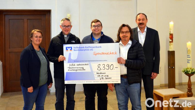 Geschäftsstellenleiter Gerhard Uschold (Volksbank Raiffeisenbank Nordoberpfalz eG) überreichte den Spendenscheck für die erfolgreiche Crowdfunding-Aktion zur Restaurierung der historischen Kirchengemälde an Pfarrer Adam Karolczak und Andreas Ringholz vom Heimatkundlichen Arbeitskreis Waidhaus. Bild: VR-Bank Nordoberpfalz eG