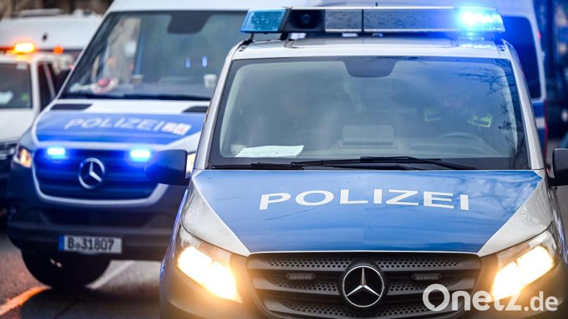 Mit einem Großaufgebot fahndet die Polizei nach den Flüchtigen. (Symbolbild) Bild: Jens Kalaene/dpa