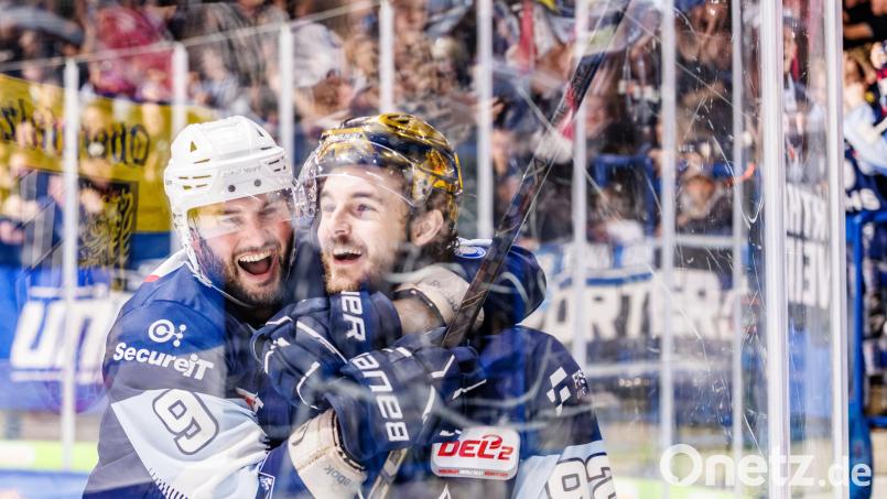 Da verstehen sich zwei richtig gut: Jordan Knackstedt (links) und Brayden Tracey bilden zusammen mit Michael Regush derzeit die gefährlichste Angriffsreihe bei den Blue Devils Weiden. Bild: Werner Moller