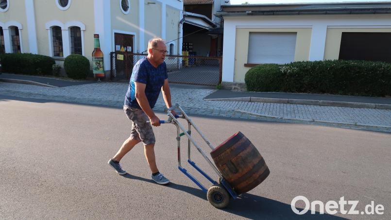 Für keine Arbeit war sich Radimerski während seiner Tätigkeit bei der Schlossbrauerei Friedenfels zu schade. Er versorgte Gaststätten, Vereinsheime, Firmen, Händler und Heimdienstkunden mit Getränken. Archivbild: Bernhard Schultes
